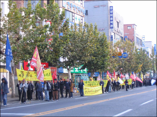 중앙시장 부근에서 잠시 멈쳐서 시민들에게 호소하고 있는 노동자들 